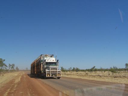 Dies ist so ein 50m langer Roadtrain