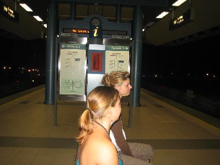 Jana und ich warten auf die Bahn ...