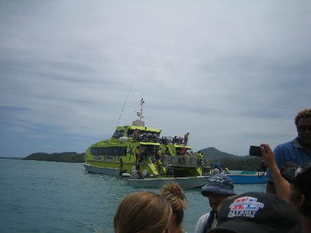 Dieses nette Boot hat uns zu den Trauminseln gebracht, ich habe es gehasst.