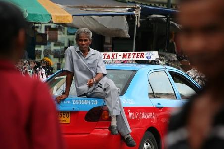 Diesen, auf Kunden wartenden coolen Taxifahrer entdeckten wir in der Khao San Road.
