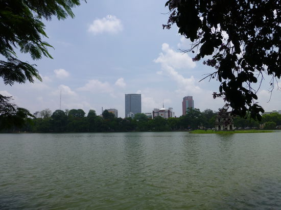 Ho Hoan Kiem, Rechts im Bild der Schildkrötenschrein auf einer kleinen Insel im See