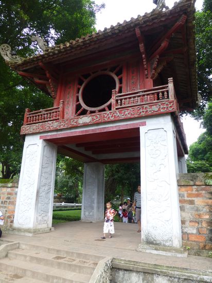 Vietnamesischer Knirps im Temple of Literature 
