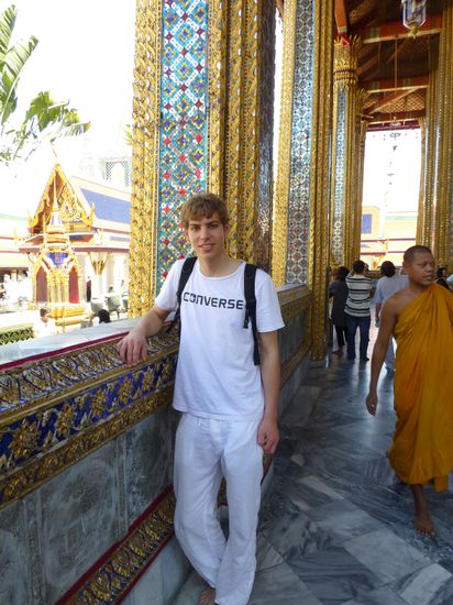 Mit langen Hosen im viel zu heissen Koenigspalast 