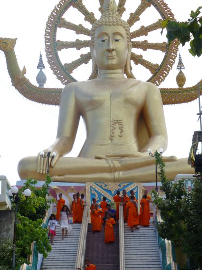 Beim Big Buddha kam ploetzlich ein riesen Car voller kleinen Moenche
