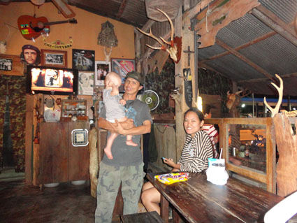 In der Corner Bar am Bahnhof im Chumphon kuemmert man sich ruehrend um Kaliopi (Eltern wurden auch gut versorgt )