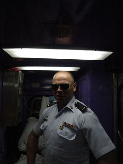 Herbert in einer Uniform der thailaendischen Bahn...