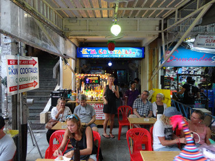 Koennt ihr erkennen, an welcher Bar sich incredible ihren ersten Drink auf der Khao San genehmigt??
(Tipp: Ich bin hier nicht, weil die Drinks very strong sind oder auch Drunks willkommen sind - na gut, vielleicht ein bisschen...)