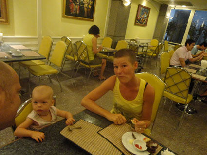 Fruehstueck war inklusive, auch mal lustig, so ein thailaendisches Hotelbuffet - Kim fand Marmeladetoast echt lecker.