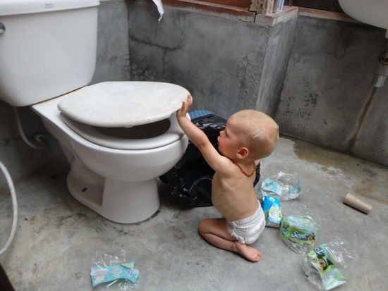 Die Eltern chillen gemuetlich auf dem Balkon und wundern sich schon, warum es drinnen ploetzlich so leise geworden ist...da wird doch niemand was anstellen....
