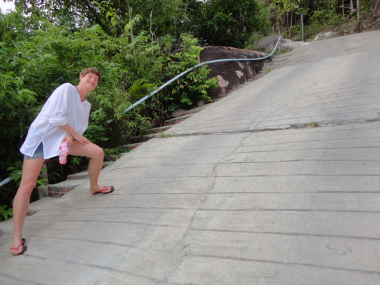 Steigung 45%...unser Familienmoped muss immer schwer schnaufen wenn wir zu dritt unterwegs sind.