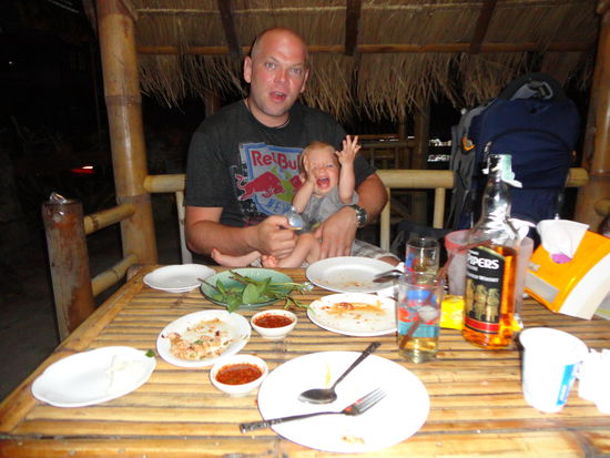 Wars mal wieder gut...Klebreis, SomTam, Laab Moo, Moo Daetdiao und dann noch ne Pulle 100 Pfeifen mit Soda und hartem Wasser...was will man mehr...da freut sich auch das Kalioeppchen ein Loch in den Bauch - oder etwa nicht ?!?