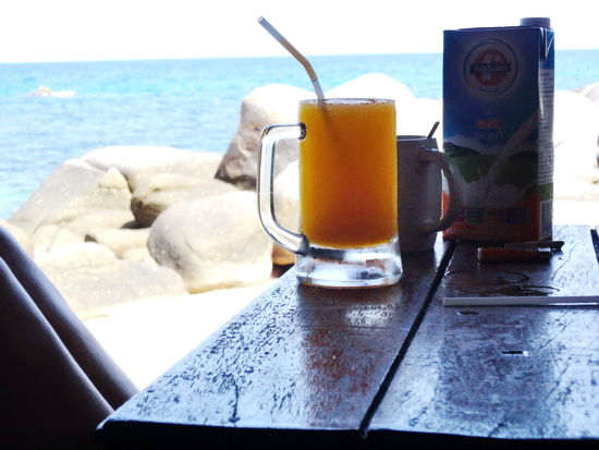 Die gefuehlte 25ste Pfeife schein wohl schlecht gewesen zu sein...da hilft ein frisch gepresstes O-Saftschorle mit tollem ausblick beim Fuehstueckum um die Lebensgeister wieder zu wecken!