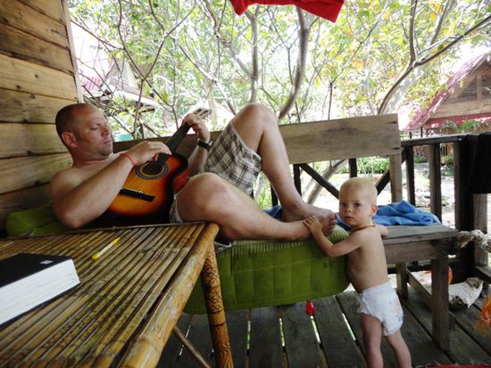 Vater und Tochter beim Musizieren
