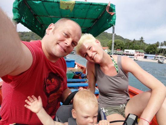 Die Familie im Taxiboot...man beachte die neue Friese von Mama!