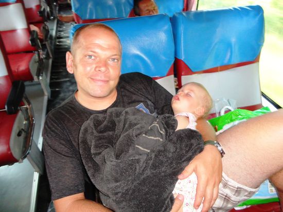 Mit der Lieblingskuscheldecke, schlaeft man auch im Bus ganz toll