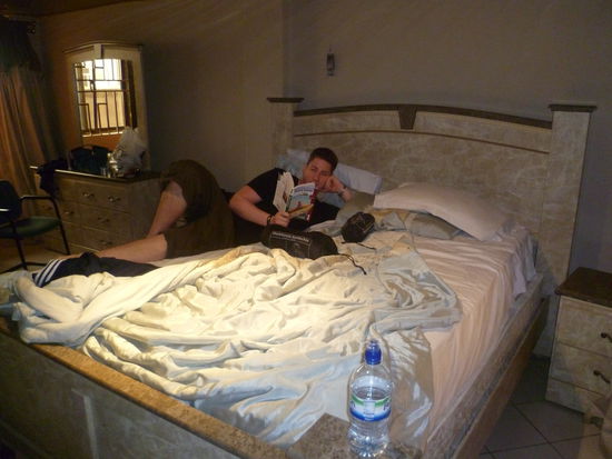 Chris morgens im T. Beach Resort, Aberdeen, Freetown