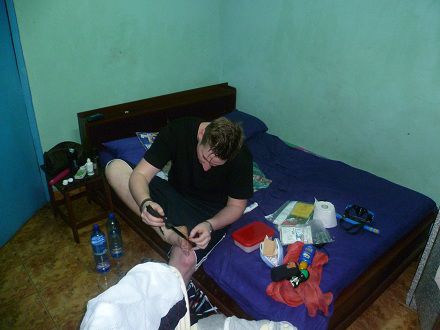Chris im "Place Guesthouse" bei der Behandlung seiner Blasen