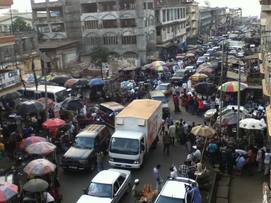 Blick vom Guesthouse auf die Straßen im Stadtzenntrum von Freetown