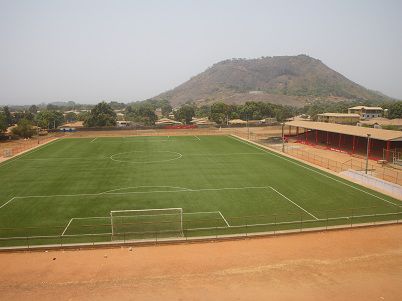Blick vom Balkon des Amzas Hotel auf das "Wusum Field Stadion" in Makeni