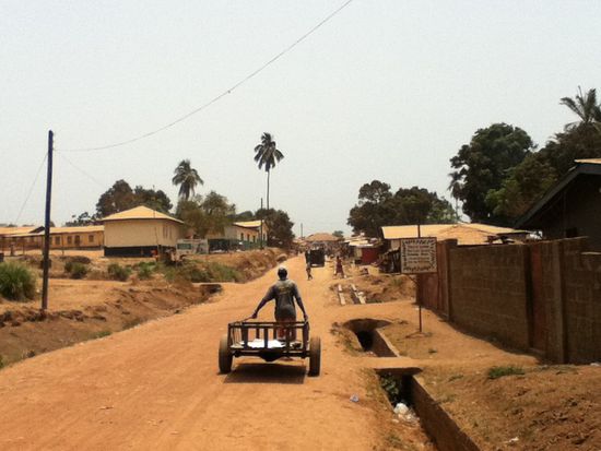 Straße vorm Amzas Hotel in Makeni