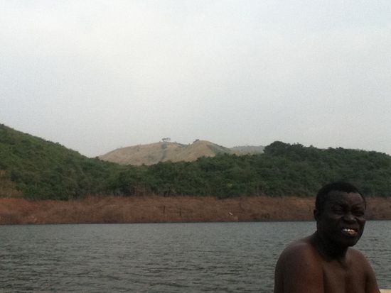 Fahrt mit dem Motorboot auf dem Stausee bei Bumbuna
