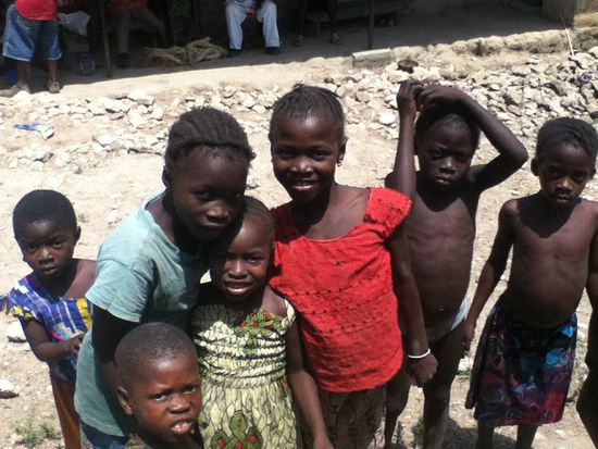 neugierige Kinder in einem Dorf in der Nähe von Bumbuna