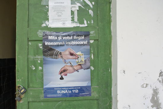 War auf der Eingangstür der Polizeistation angebracht