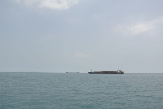 Schiffe vor der Einfahrt zum Bosporus