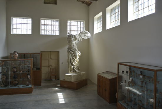 Museum mit Nike - Statue ohne Kopf