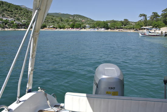 Aliki Beach vom Boot aus - keine unberührte Ankerbucht