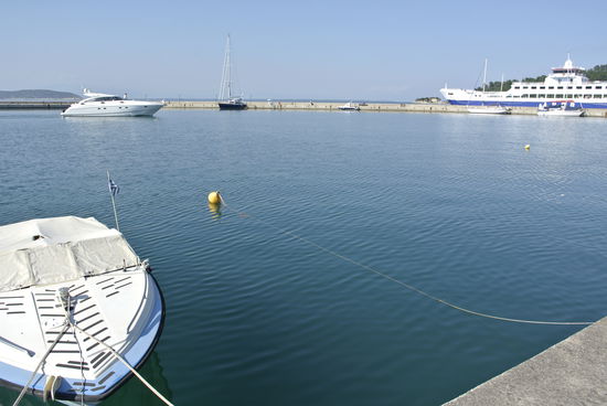 das große Hafenbecken in Thassos / Limenas