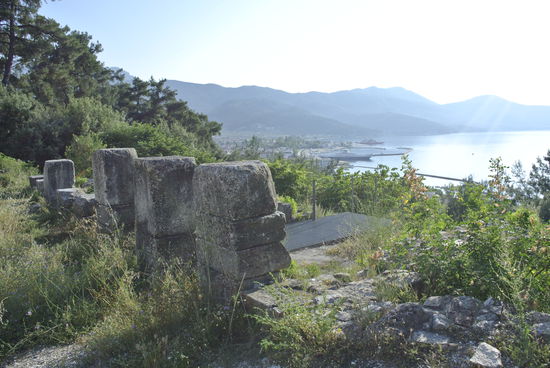 eine der (teilweise verwahrlosten) Ausgrabungsstätten oberhalb der Stadt mit Blick auf den Hafen