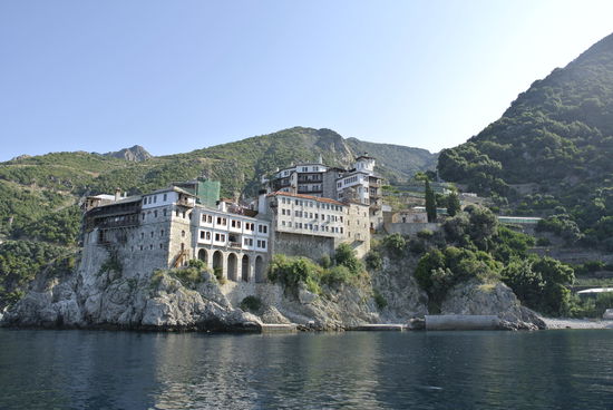 verschiedene Klöster sind rund um die Halbinsel angesiedelt