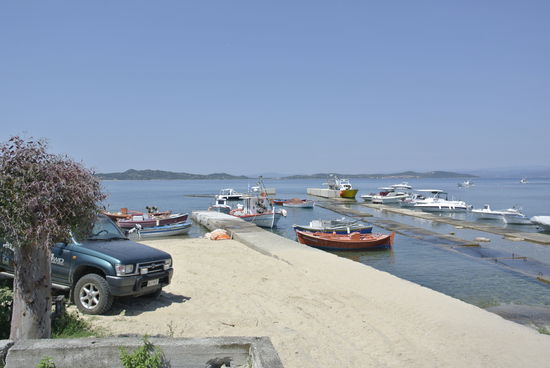 der halbfertige Hafen Ouranoupoli - mitten drin das Geld ausgegangen und jetzt ein Trauerspiel