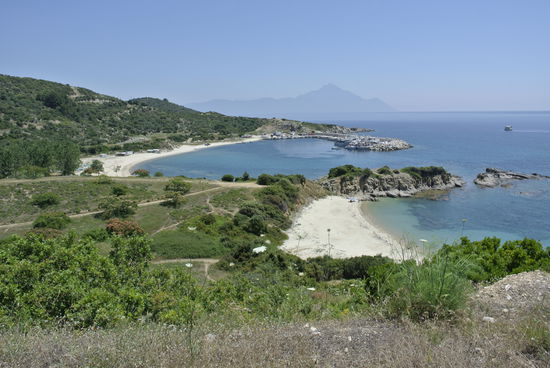 die Hafenbucht von Sarti, dahinter der Berg Athos