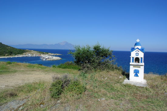 weils so schön ist - Blick zur Hafenbucht von Sarti mit dem Athos im Hintergrund