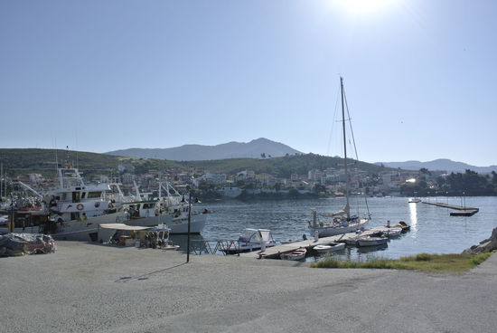 Hafen in Neas Marmaras