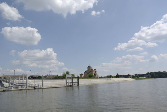 Anleger Apatin mit orthodoxer Kirche