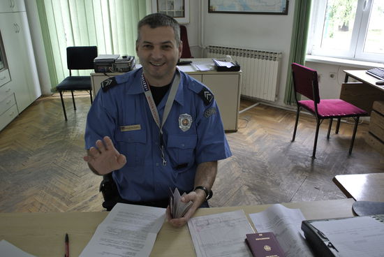 netter serbischer Polizist
