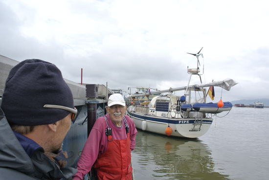 ein rüstiger deutscher Pensionist auf dem Weg vom Mittelmeer in die Heimat. Er segelte mit seiner Frau 10 Jahre im Bereich Türkei-Griechenland und hat diese ständige Sonne schon satt ?!?!