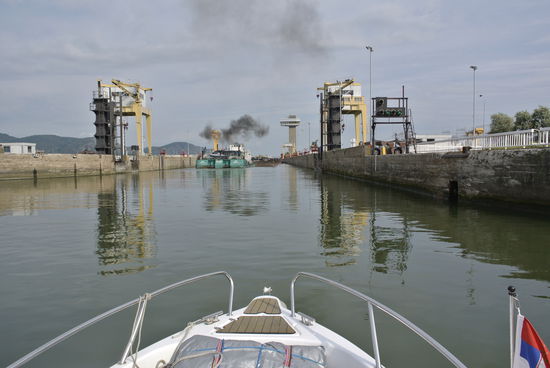 Ich hab Glück und kann gleich in die Schleuse Djerdap 1 einfahren
