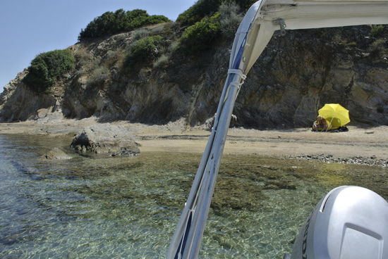 mit dem Heckanker knapp zum Strand