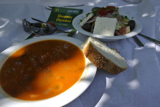 Bohnensuppe und Griechischer Salat - Stärkung für den Aufstieg