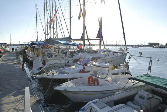 Dicht gedrängt im Hafen von Loutraki