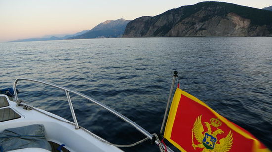 In der Früh sind die Berge von Montenegro tatsächlich fast schwarz