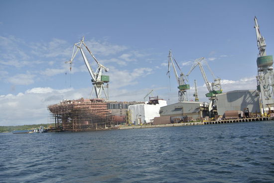 Werft in der Hafenbucht vor Pula