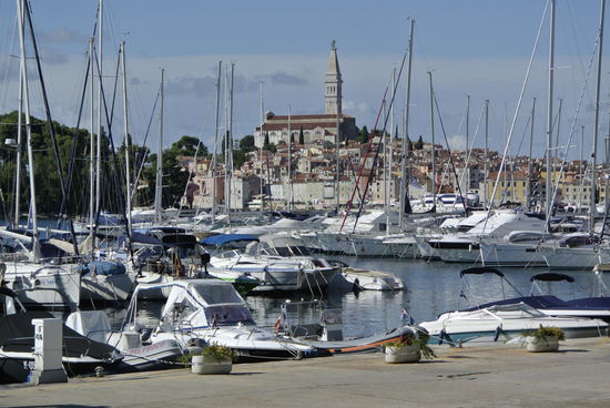 Marina Rovinj mit Blick zum Ort