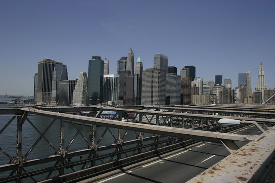 Die Downtown-Skyline von der Brooklyn Bridge aus gesehen. Links seht ihr die Lücke von 9/11.