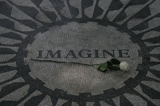 Wer hat da bloß die Rose auf den Gedenkstein für John Lennon hingelegt.