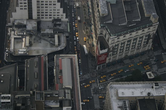 Einmal die Straßenschlucht vom Empire State Building aus gesehen. Man beachte die Anzahl der gelben Taxen.